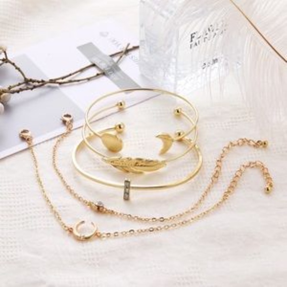 ⭐️Beautiful Gold Bracelet Set⭐️ - Picture 4 of 5